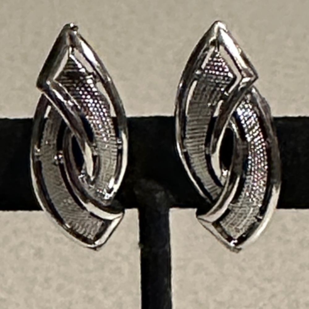 Vintage Coro silver tone screw back earrings  (578)